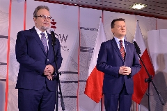 Nowy polski paszport, Mariusz Błaszczak, Minister Spraw Wewnętrznych i Administracji oraz Jakub Skiba, Prezes Polskiej Wytwórni Papierów Wartościowych