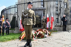 Odsłonięcie tablicy upamiętniającej żołnierzy okręgu Armii Krajowej Warszawa-Miasto na ogrodzeniu PWPW.